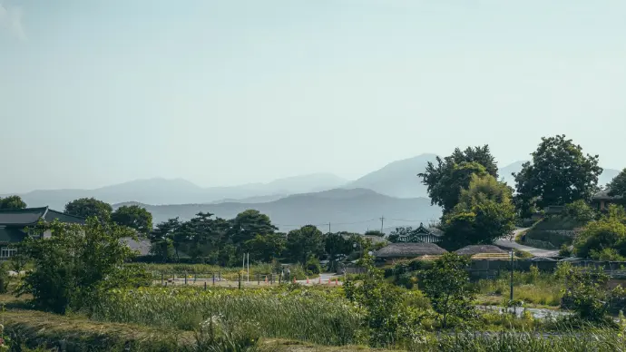 Yangdong Village’s traditional thatched-roof houses, preserving the elegance of Korea’s Joseon-era heritage